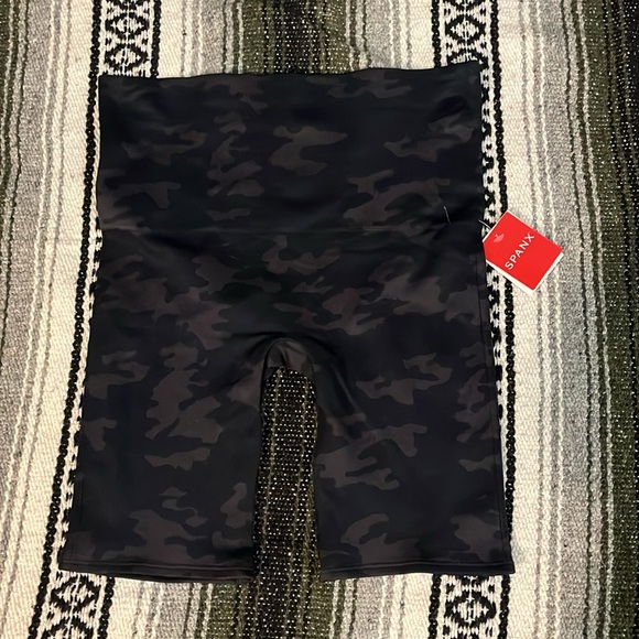 New SPANX Look at Me Now Biker Shorts in Black Camo Size Large - Picture 6 of 9